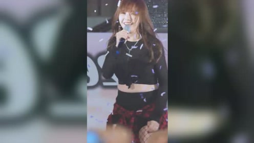方敏雅跳舞太敬业了,被落下来的纸屑掉在脸上也不影响状态
