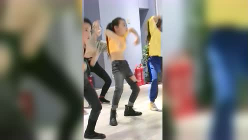 跳舞站在c位的童模焱娃娃,个头最矮身材最瘦,有钱待遇就是高