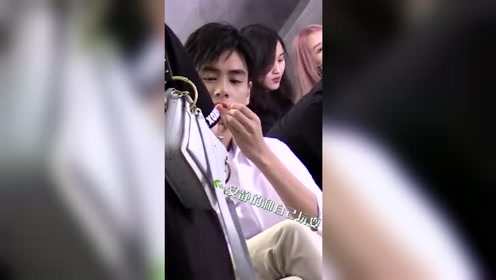 胡一天女友视角视频原来这么拍的 真的好苏啊