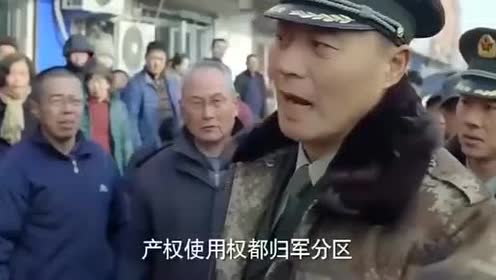 黑社会老大当街暴打军官,没想到军官带军队回来报仇 太精彩了