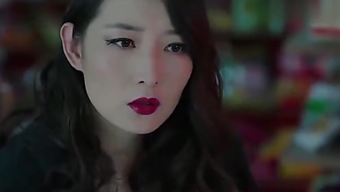 美女身体严重变异,白天是白发老人,晚上貌美如花!