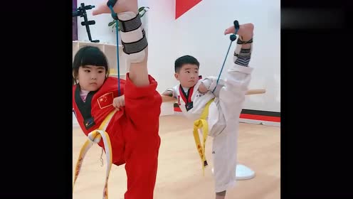 跆拳道控腿训练,小美女这脚真灵活,这一字踢做太标准了!