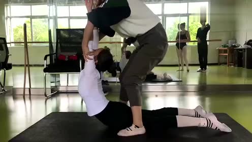 舞蹈生真是不容易,看看他们开腰,感觉都快把腰折断了!