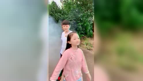 路边烟熏的袖珍小杨萍眼睛都睁不开,眯眼的样子太可爱了