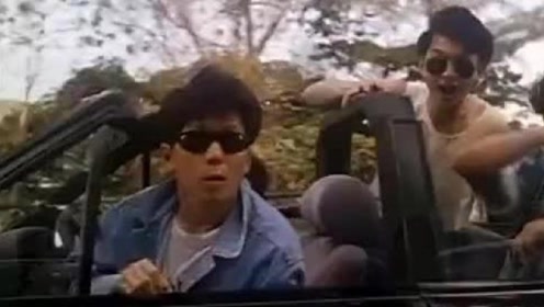周星驰开车兜风,遇流氓挑衅,叶子楣出手将一车人弄得人仰马翻!