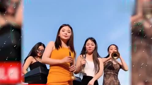 美女歌手唢呐吹奏一首《大姑娘美大姑娘浪》,人美曲美,百听不厌