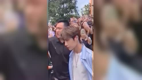 王一博粉丝太热情了吧,保镖差点没拦住!网友:请私生饭保持理智