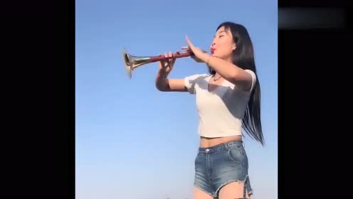 美女唢呐吹得真好,长得漂亮还有气质,谁要能娶到她做梦都能笑醒