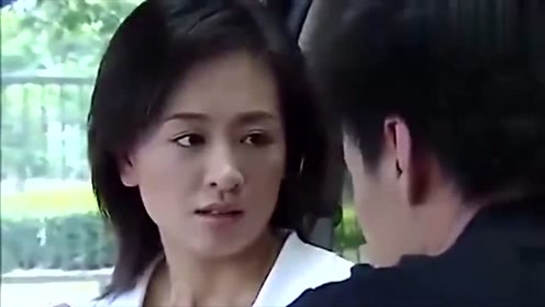 临界婚姻范子庆和王小理在车上无法控制彼此,呼吸急促相拥起来