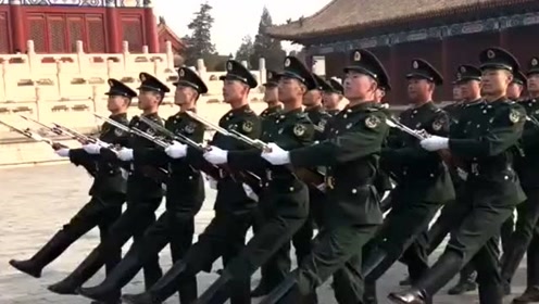 仪仗兵军人队伍呈一线,昂首挺胸气势如虹,帅气的让人