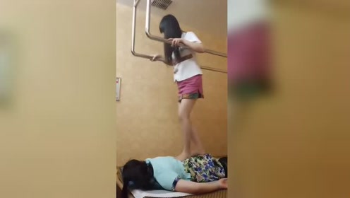 男子去足浴店享受踩背按摩,网友自称想去试试,看能不能一脚将其踩吐血