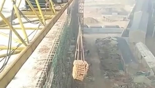 工地上塔吊吊运方砖,这样的捆绑方式感觉随时都会掉下来,一点也不安全