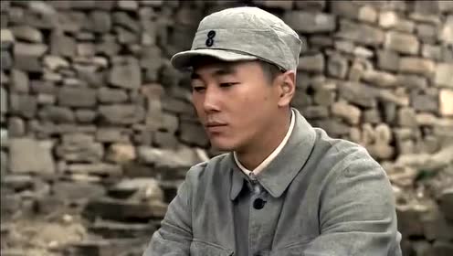 菜刀班众人埋怨龙连长,回了尖刀连就把兄弟撇下,众人怨天怨地
