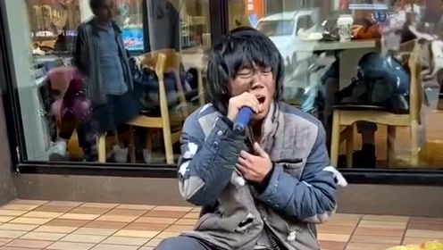 乞丐歌手翻唱《三年的等待》,撕心裂肺,一首歌,一段故事