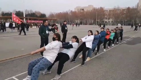 拔河女将在姿势上就赢了: 先陪你们玩五秒钟的
