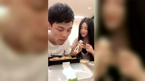 广东雨神在吃盒饭,小姐姐也想一起吃,结果雨神吐了一口痰
