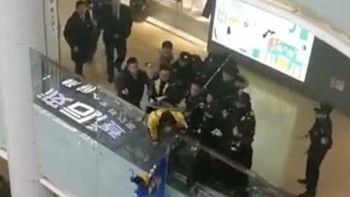 外卖员疑因获差评商场内持刀伤人:已被控制!警方:将发通报