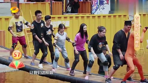 绵羊队小姐姐抱着书本来摇桥,画面太美,好有趣