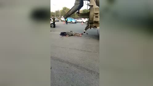 扬州一辆搅拌车与电动车相撞,女骑手当场死亡