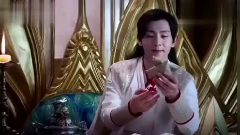 回想锦觅说的话，结果一向帅气的凤凰竟然忍不住偷偷的笑了