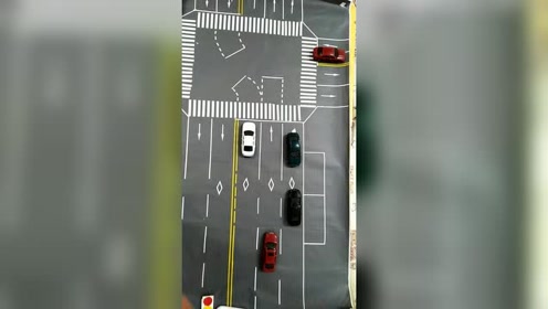 在没有红绿灯的十字路口,怎么让车