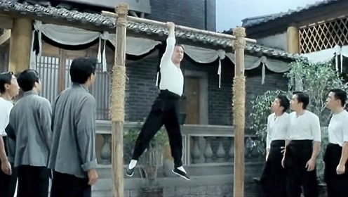 《精武英雄》李连杰单手引体向上,三指俯卧撑.侧踢仿佛李小龙附身