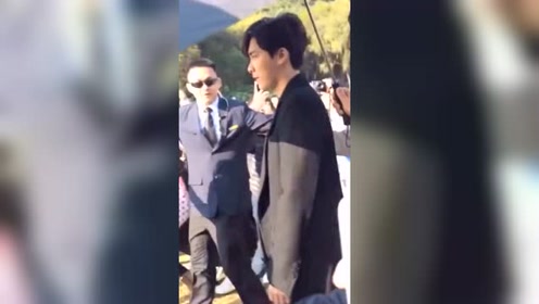 李易峰带众多美女助理和保镖去韩国,大批粉丝围观!