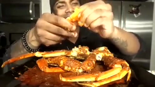 老外直播吃蟹腿，这腿，有点长啊