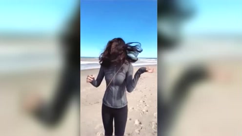 小姐姐本想在海边跳"囧佳佳",一转身,头发就尴尬了!