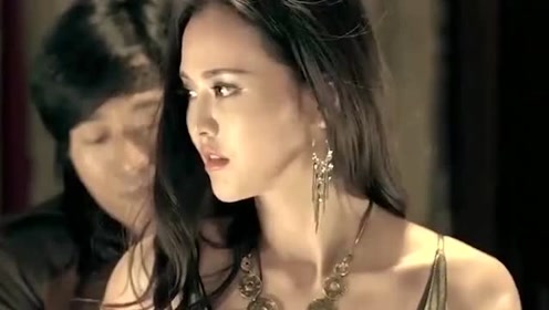 美女的父亲给她请个保镖,美女为了支走男保镖,美人计都用上了!