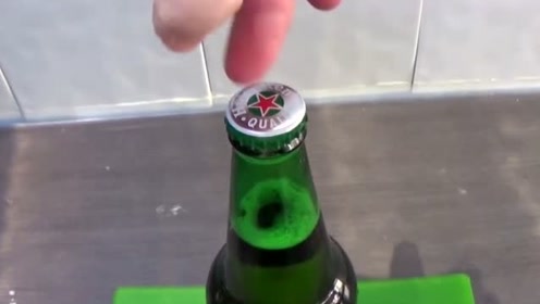 啤酒瓶盖拧不开怎么办?教你一个简单又尴尬的方法