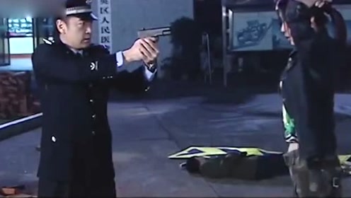 退役女特警大街教训小混混,警察吓得拔枪,这女人真凶