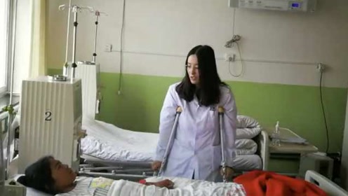 骨折不离诊室!女医生拄双拐坚守岗位获赞:只是做了份内的事
