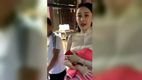 这个女演员真是大大咧咧,衣服扣子都松了,差点就走光了啊!