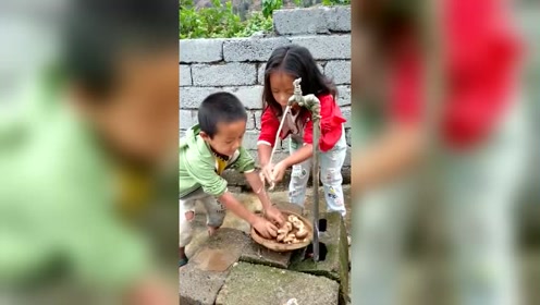 农村小女孩带着弟弟洗蘑菇,做个爱劳动的好孩子!
