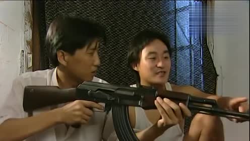 杨吉光第一次玩枪,对着自己人就是开枪,差点把众人吓坏了!
