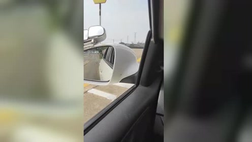 驾照考试,科目二坡道定点停车,这样看点简单准确