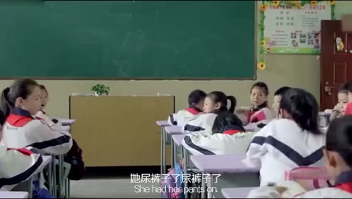 小女孩截肢,课堂上不敢举手尿裤子被同学嘲笑,男孩的做法暖心了
