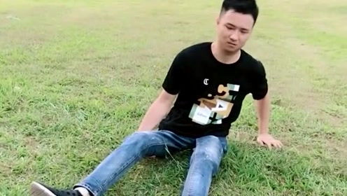 无臂小伙吃面,大家能想像到这个画面吗?