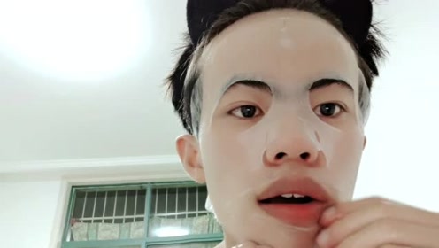 心脏病小伙爱臭美,露出大脑门敷面膜,样子真可爱