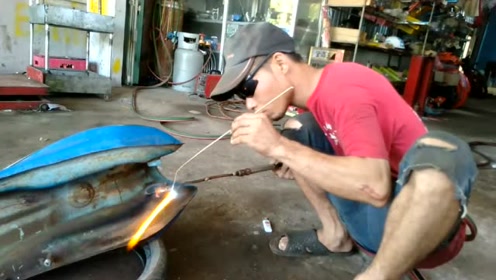 摩托车油箱漏油,找焊工做补焊没见放油,仔细一看想跑