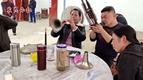 许昌农村办丧事,唢呐班子几个人说说笑笑,白事吹得像喜事