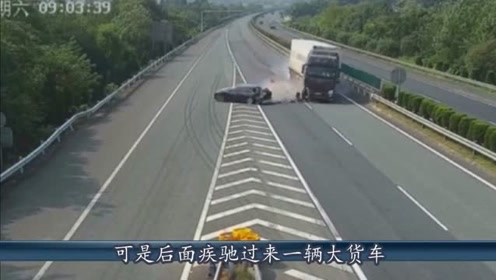 高速路口轿车突然停车,大货车司机丝毫不给他后悔机会,直接开撞