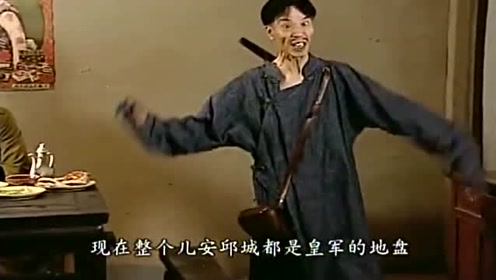 地下交通站:贾队长光着膀子就进来了,惹得全场哄堂大笑!