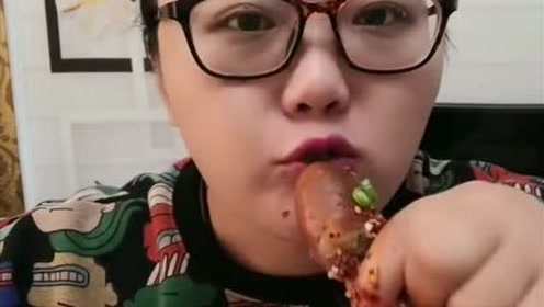 吃冰小姐姐吃彩色冰疙瘩,一口一个特过瘾,这是最好听