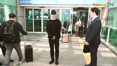 韩国男星丁海寅现身仁川机场,戴着鸭舌帽阳光帅气