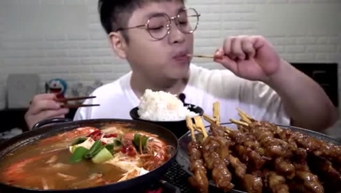 韩国眼镜小哥,吃豆腐金针菇汤,油滋滋的烤鸡肉串,撸的真解馋