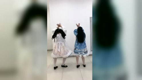 萝莉 这个萝娘真坏 扯我小裙子