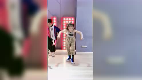 童模焱娃娃练舞蹈,一向都很刻苦,她的目标就是做父母的赚钱工具
