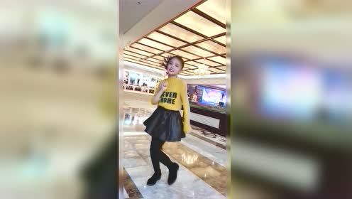 宋小睿天生就是当模特的料,不仅颜值高,这大长腿也让人羡慕!